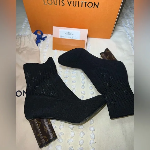 AUTHENTIC LOUIS VUITTON MONOGRAM SILHOUETTE ANKLE BOOTS - Picture 3 of 6